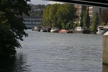Péniches d'habitation à quai - ponts sur Seine - © Norbert Pousseur