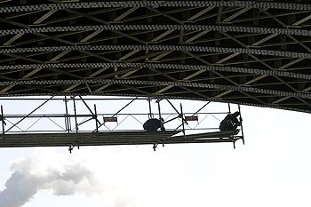 Travailleurs suspendus sous une arche du pont de Gennevilliers - ponts sur Seine - © Norbert Pousseur