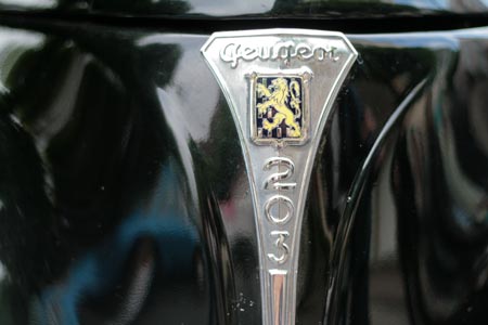 Sigle de Peugeot 203 - voiture ancienne - © Norbert Pousseur