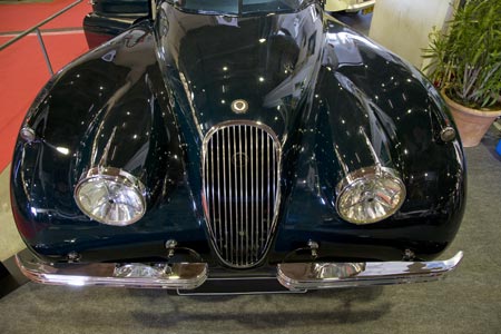 Capot avant de Jaguar - voiture ancienne - © Norbert Pousseur