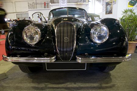 Face avant de Jaguar - voiture ancienne - © Norbert Pousseur