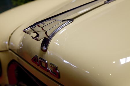 Sigle et emblème de  Peugeot 403 - voiture ancienne - © Norbert Pousseur