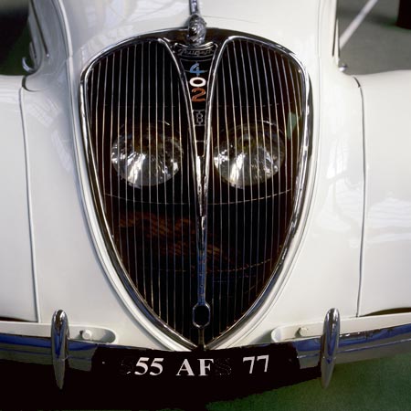 Calandre de Peugeot 402 - voiture ancienne - © Norbert Pousseur