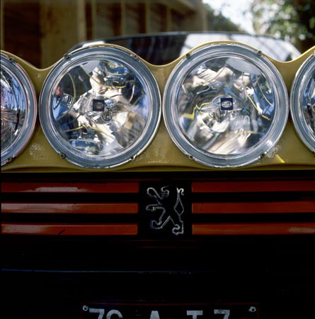 Avant de Peugeot à 4 phares - voiture ancienne - © Norbert Pousseur