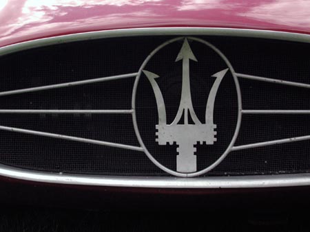 Sigle de radiateur de Maserati - voiture ancienne - © Norbert Pousseur