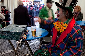 Clown et sa bière - © Norbert Pousseur