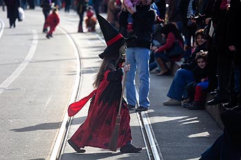 Jeune sorcière s'avançant vers la foule - © Norbert Pousseur