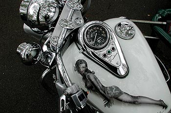 Moto d&eacute;cor&eacute;e 'Sex Machine'
