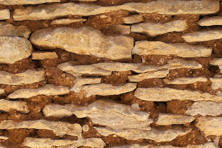 Mur de pierres et de ciment ocre -  © Norbert Pousseur