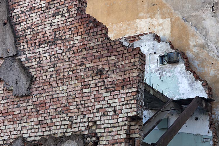 Murs en ruine, accolés -  © Norbert Pousseur