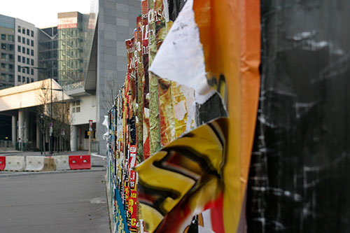 Mur couvert d'affiches  - © Norbert Pousseur