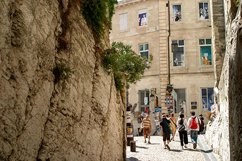 Avignon :  Façade aux fenêtres peintes © Norbert Pousseur