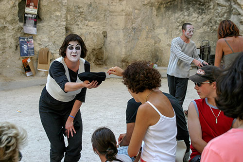 Avignon :  Personnage mystérieux © Norbert Pousseur