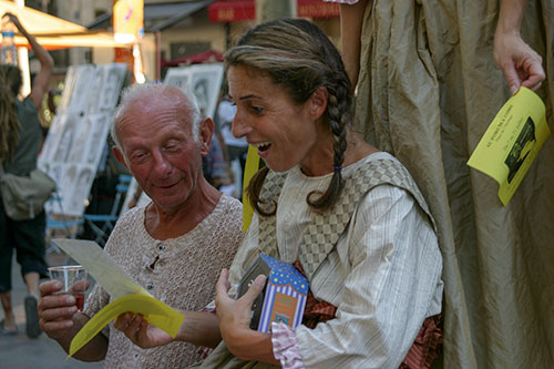 Avignon :  "Précieuse ridicule" devant son portrait © Norbert Pousseur