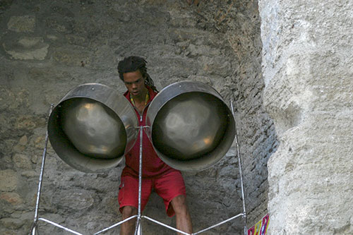 Avignon :  Musicien aux tambours métalliques © Norbert Pousseur