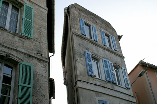 Avignon : Façade de maison, en volets bleus et vert © Norbert Pousseur