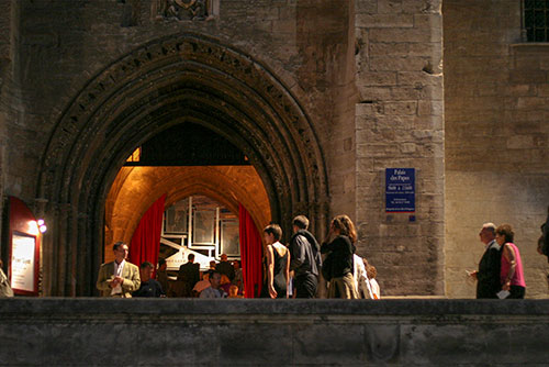 Avignon :  "Entrée de spectacle au Palais des papes © Norbert Pousseur