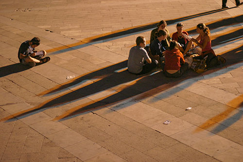 Avignon :  en attente de spectacle  nocturne © Norbert Pousseur