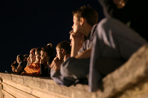 Avignon :  Spectateurs nocturnes © Norbert Pousseur