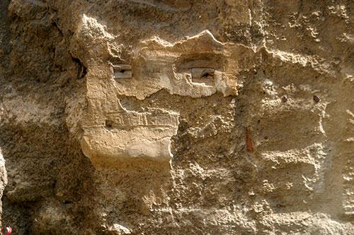 Avignon :  travaux sur façade en forme de masque © Norbert Pousseur