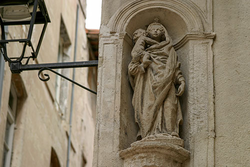 Avignon : Vierge avec enfant câlin  © Norbert Pousseur