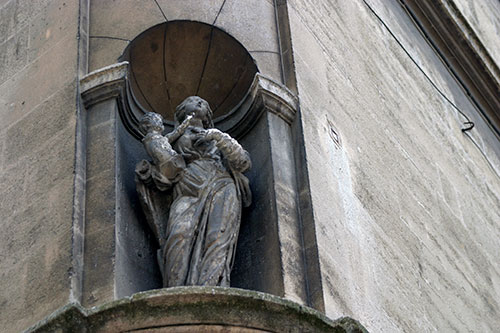 Avignon : Vierge avec enfant jouant  © Norbert Pousseur