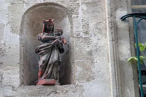 Avignon : Vierge en terre cuite rouge  © Norbert Pousseur