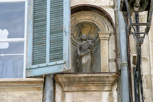 Avignon : Vierge "encombrante"  © Norbert Pousseur