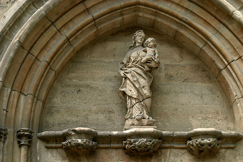 Avignon : Vierge de porche d'église © Norbert Pousseur