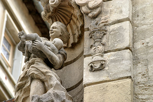 Avignon : visage radieux de Vierge  © Norbert Pousseur