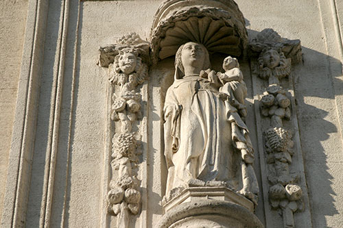 Avignon : Vierge à l'enfant richement entourée © Norbert Pousseur