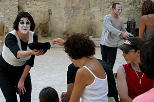 Clown quêtant (Hélène Pirenne et Judas) Avignon 2004 - © Norbert Pousseur