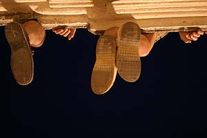 pieds de spectateurs la nuit - © Norbert Pousseur