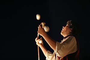 jongleur de rue nocturne - © Norbert Pousseur