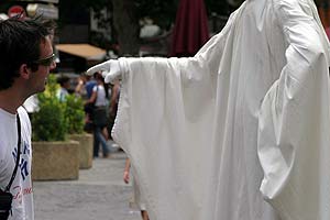 Doigt de statue vivante - © Norbert Pousseur