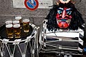 Masque de diable et bocks de bière - carnaval 2010 Bâle - © Norbert Pousseur