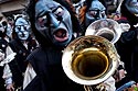 Grande bouche bleue à la trompette - carnaval 2010 Bâle - © Norbert Pousseur