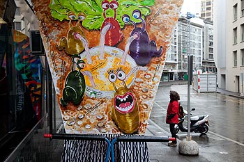 Panneau de zébulons attendant le défilé - carnaval de Bâle 2010 - © Norbert Pousseur
