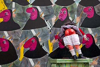 Postérieur nu crevant le panneau - carnaval de Bâle 2010 - © Norbert Pousseur