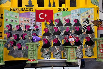 Panneau de musiciens et drapeau lybien - carnaval de Bâle 2010 - © Norbert Pousseur