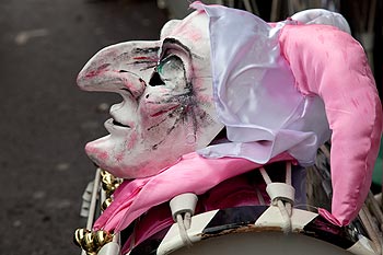 Tête blanchâtre, les yeux au ciel, et cornes roses - carnaval 2010 Bâle - © Norbert Pousseur