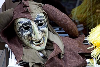 Pierrot triste en brun et gris - © Norbert Pousseur