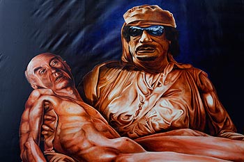 Khadafi portant son otage - © Norbert Pousseur