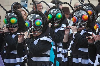 Rangée d'extras-terrestre -  carnaval 2010 de Bâle - © Norbert Pousseur