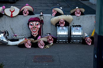 Rangée de têtes au chapeau mexicain - © Norbert Pousseur