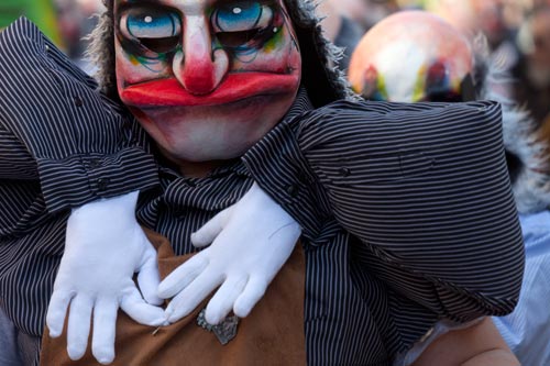 Masque aux mains sous le cou - © Norbert Pousseur