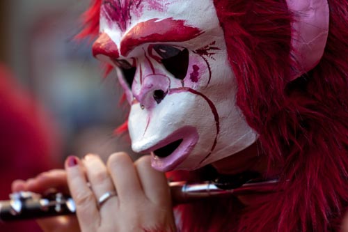 Attaches du masque sur la tête - © Norbert Pousseur - © Norbert Pousseur