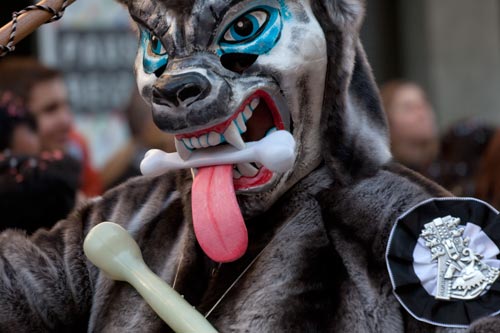Masque de chien, os à la bouche - © Norbert Pousseur