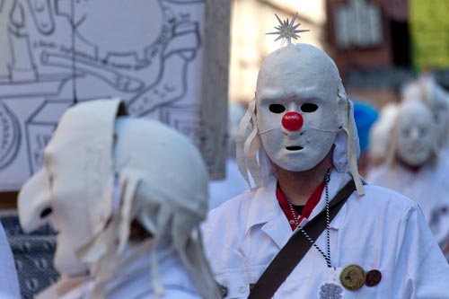 Masque blanc au nez rouge - © Norbert Pousseur - © Norbert Pousseur