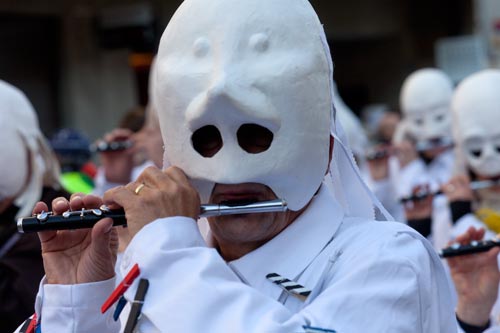 Masque blanc aux petis yeux - © Norbert Pousseur - © Norbert Pousseur